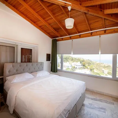 度假居 Charming House With Fascinating View, Shared Pool And Terrace Near Beach In Gumusluk, Bodrum *